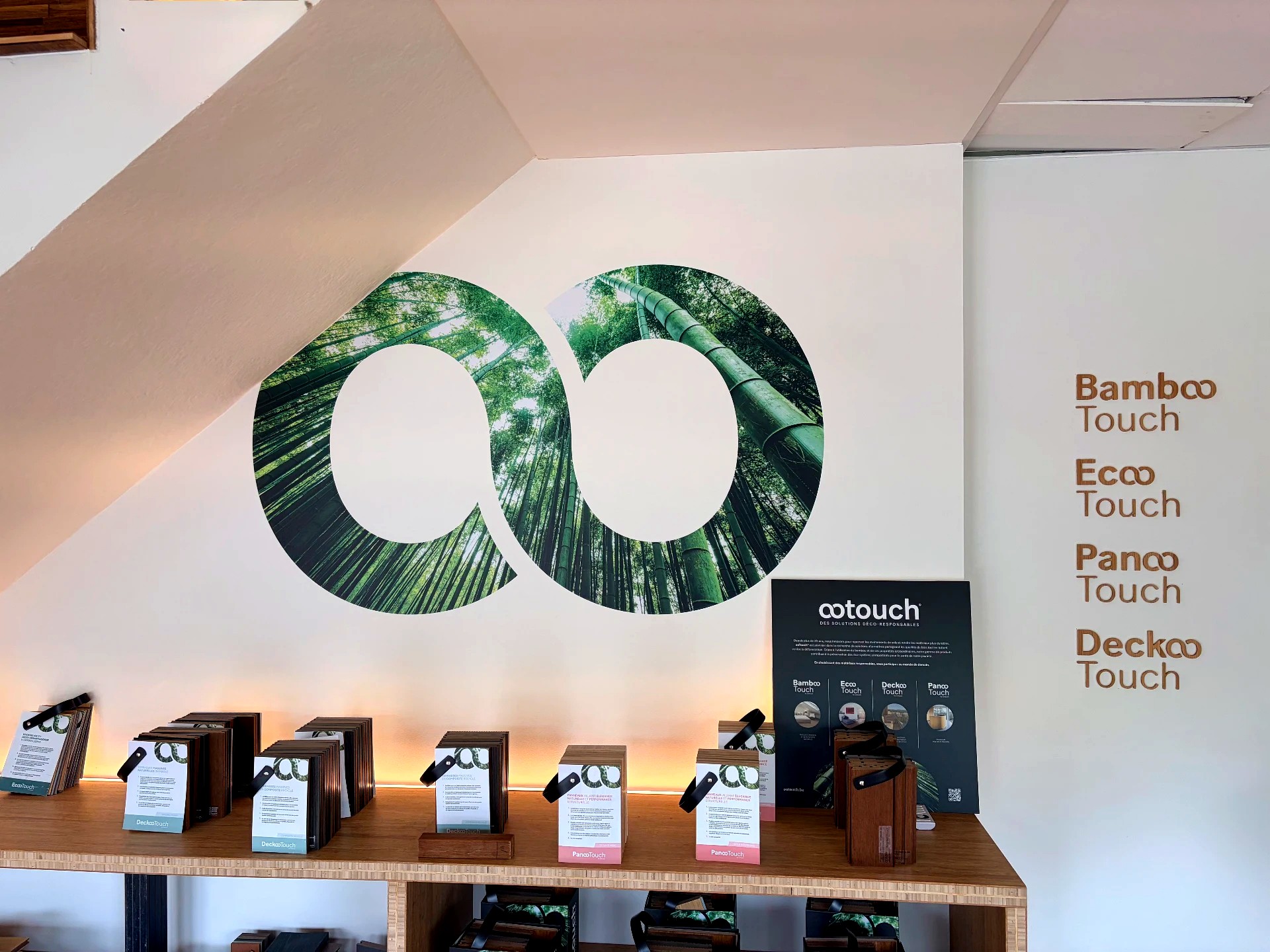 Showroom ootouch : logo mural, collections BambooTouch, EcooTouch, PanooTouch, DeckooTouch et échantillons