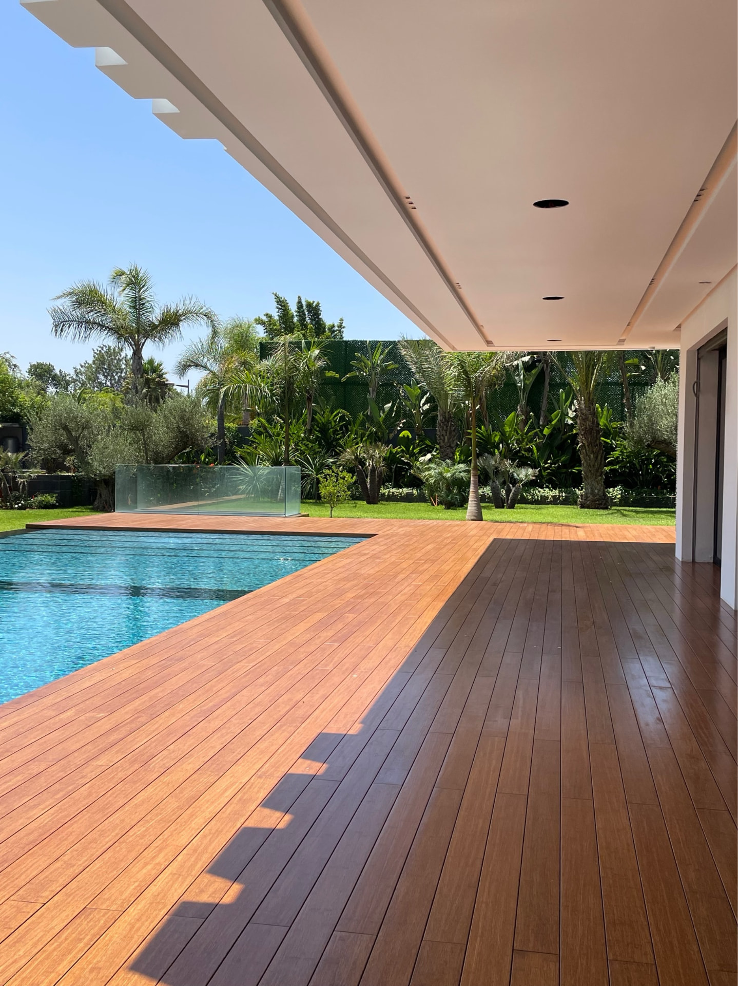 Terrasse DeckooTouch Massif Ceylon au bord d’une piscine
